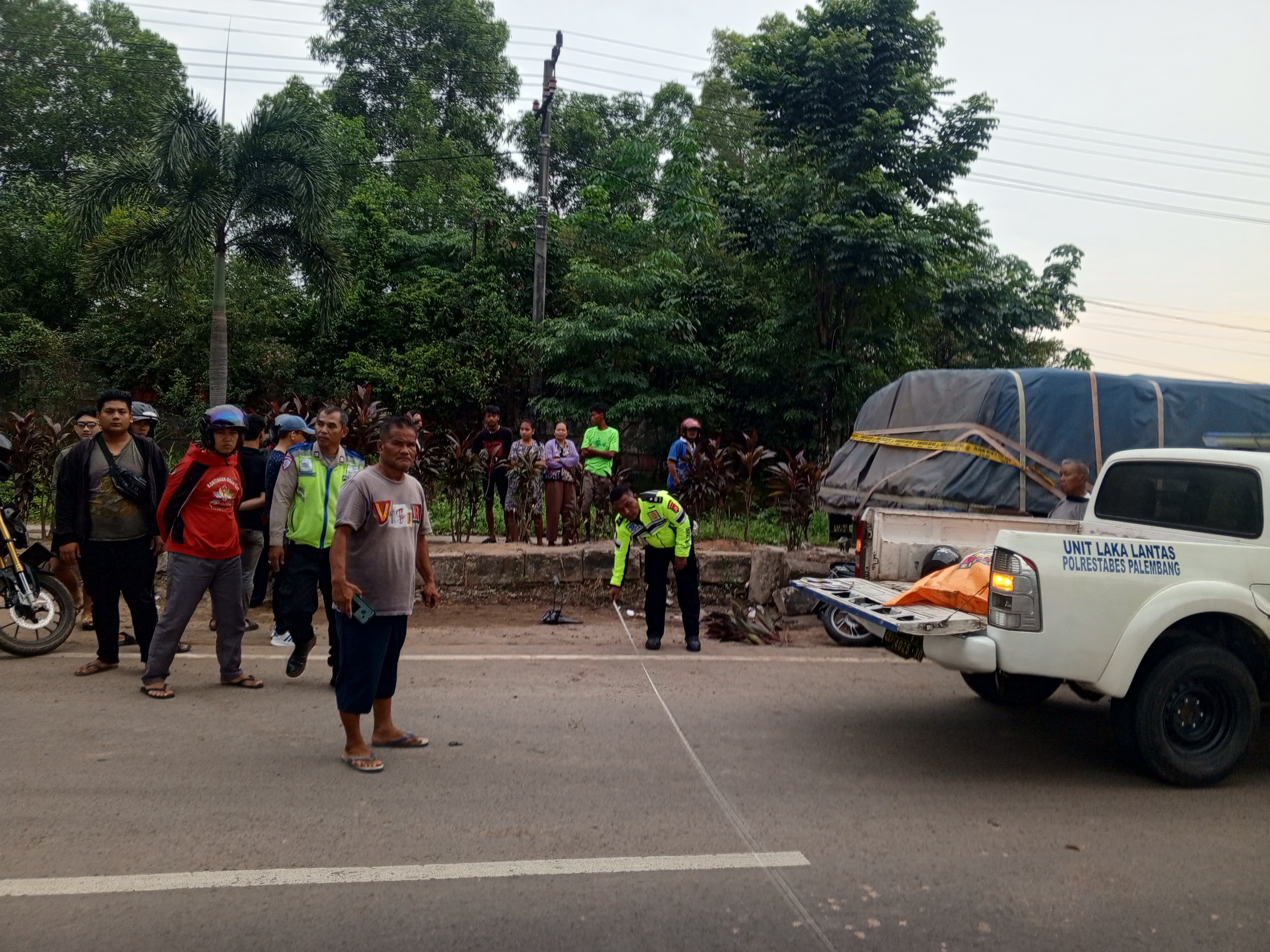 Kehilangan Kendali, Pemuda Palembang Tewas Tabrak Truk Tronton Parkir