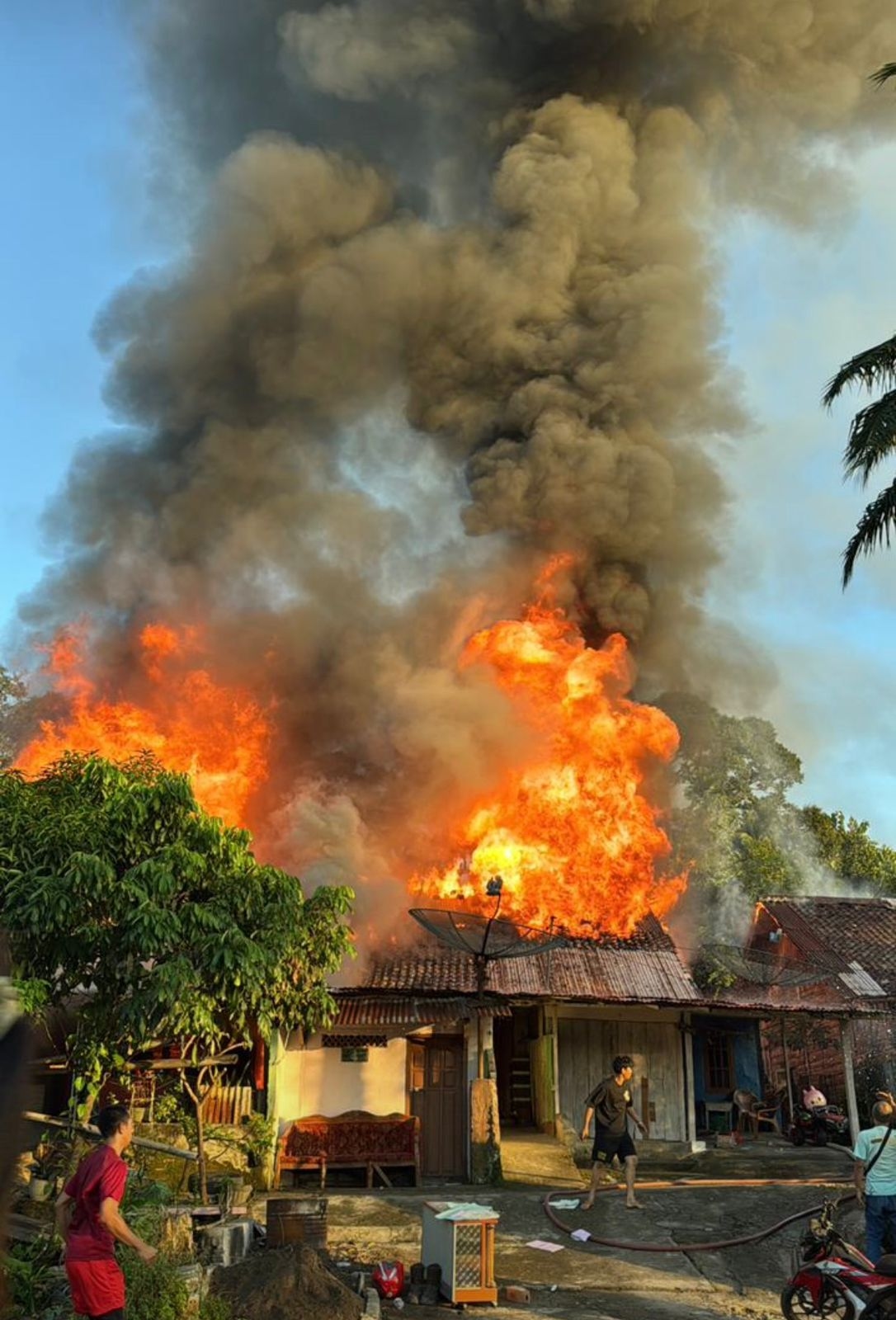 Kebakaran Hebat di Tanjung Enim Hanguskan 7 Rumah, Warga Panik Saat Siapkan Anak Sekolah