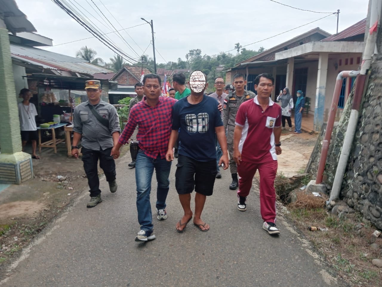 Diduga ODGJ Mengamuk dan Pukul Warga, Pria di Lubuklinggau Diamankan Polisi dan Satpol PP