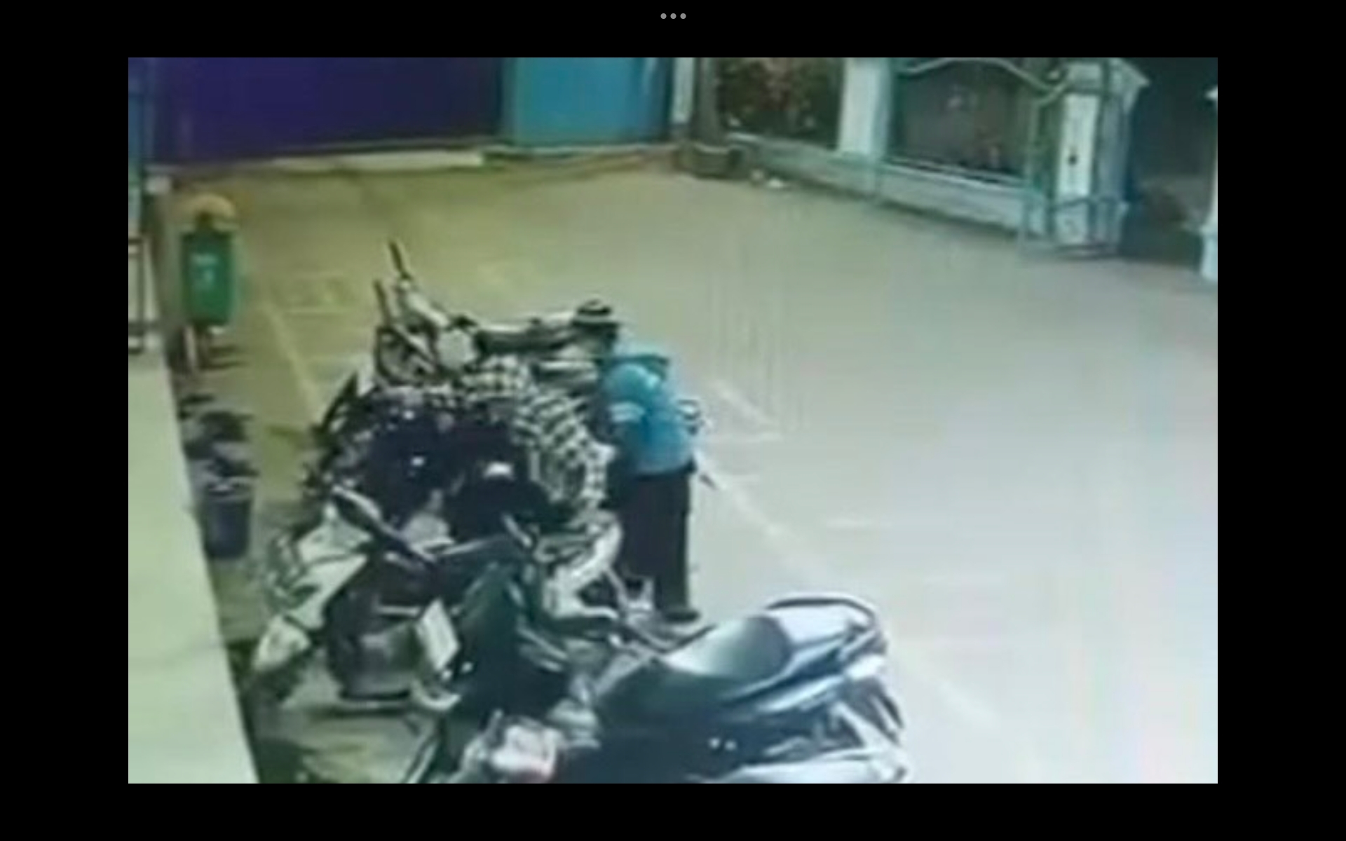 Sepeda Motor Jemaah Salat Subuh Raib di Masjid Al Amanah Palembang, Pelaku Terekam CCTV
