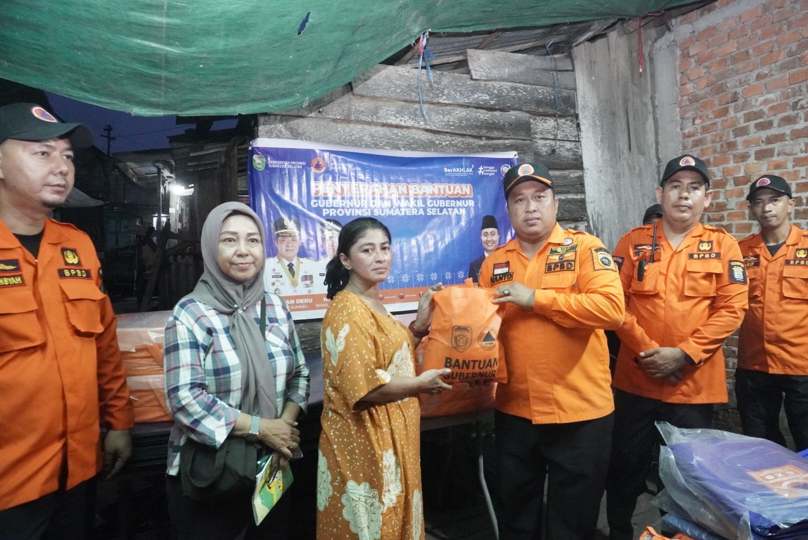 BPBD Sumsel Salurkan Bantuan Gubernur untuk Korban Kebakaran di 5 Ulu Palembang