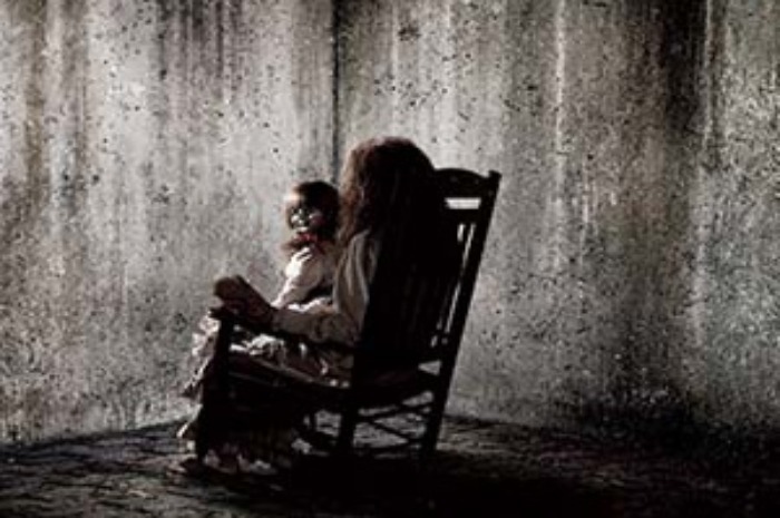 Sinopsis The Conjuring (Reissue), Film Horor Amerika Serikat tentang Kutukan Roh Jahat Seorang Penyihir