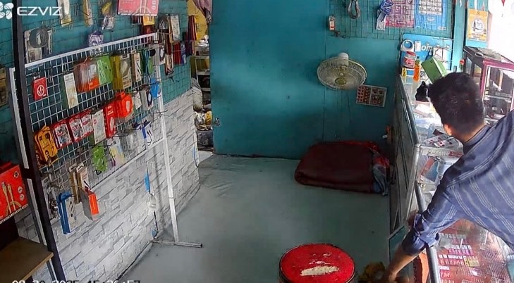 CCTV Rekam Aksi Pria Gasak Uang Rp800 Ribu di Konter Ponsel Palembang