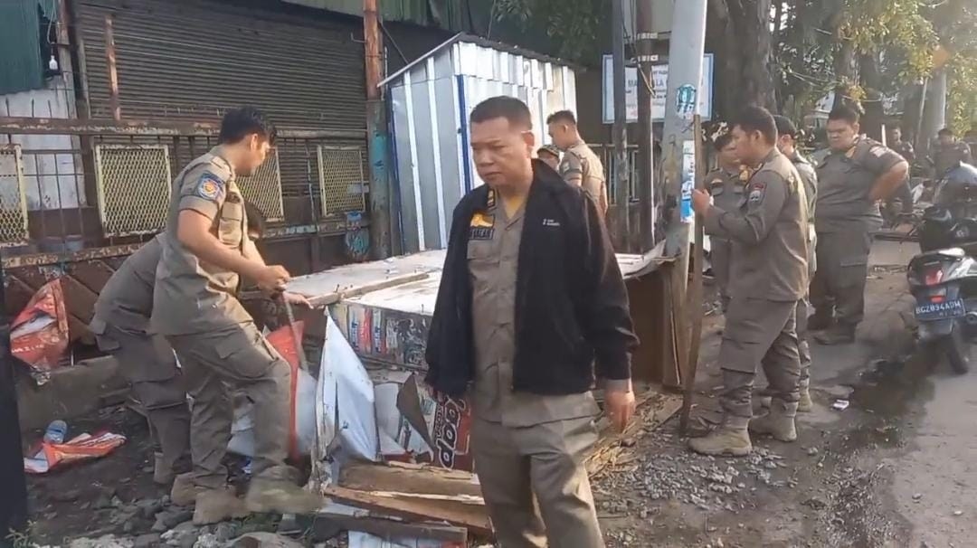 Pedagang Nangis Histeris Saat Lapak Dibongkar Satpol PP di Palembang