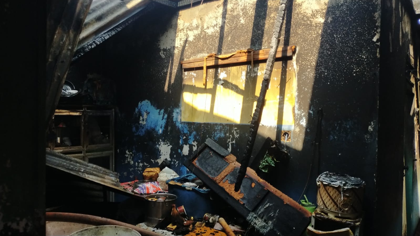 Diduga Korsleting Listrik, Rumah Warga di Kertapati Palembang Hangus Dilalap Api