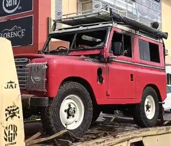 Land Rover Merah Terbakar di Parkiran PTC Palembang, Diduga Korsleting Listrik