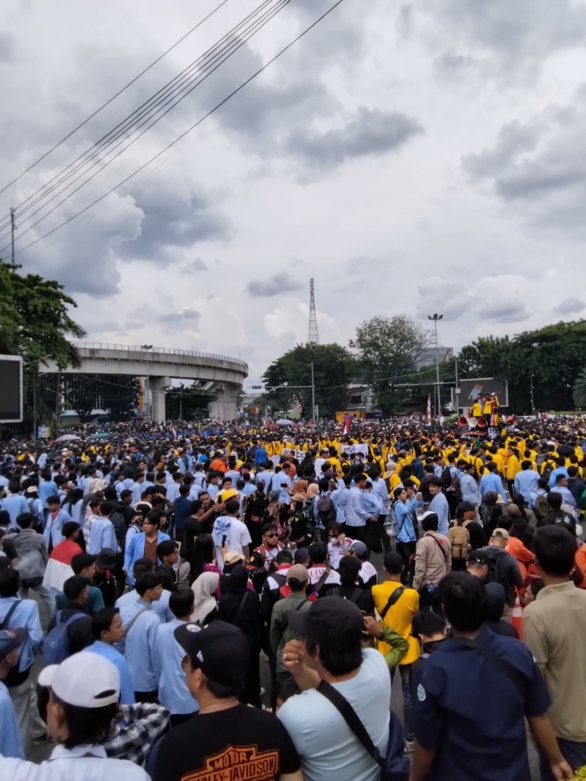 Simpang Lima DPRD Sumsel Jadi Lautan Massa, Aliansi Cipayung Plus Suarakan Aspirasi