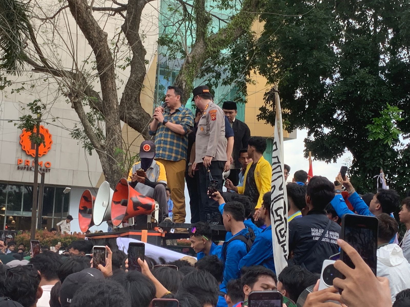 Janji Manis di Tengah Sorakan, Ketua DPRD Sumsel Hadapi Ribuan Mahasiswa, Siap Sampaikan Tuntutan ke Pusat