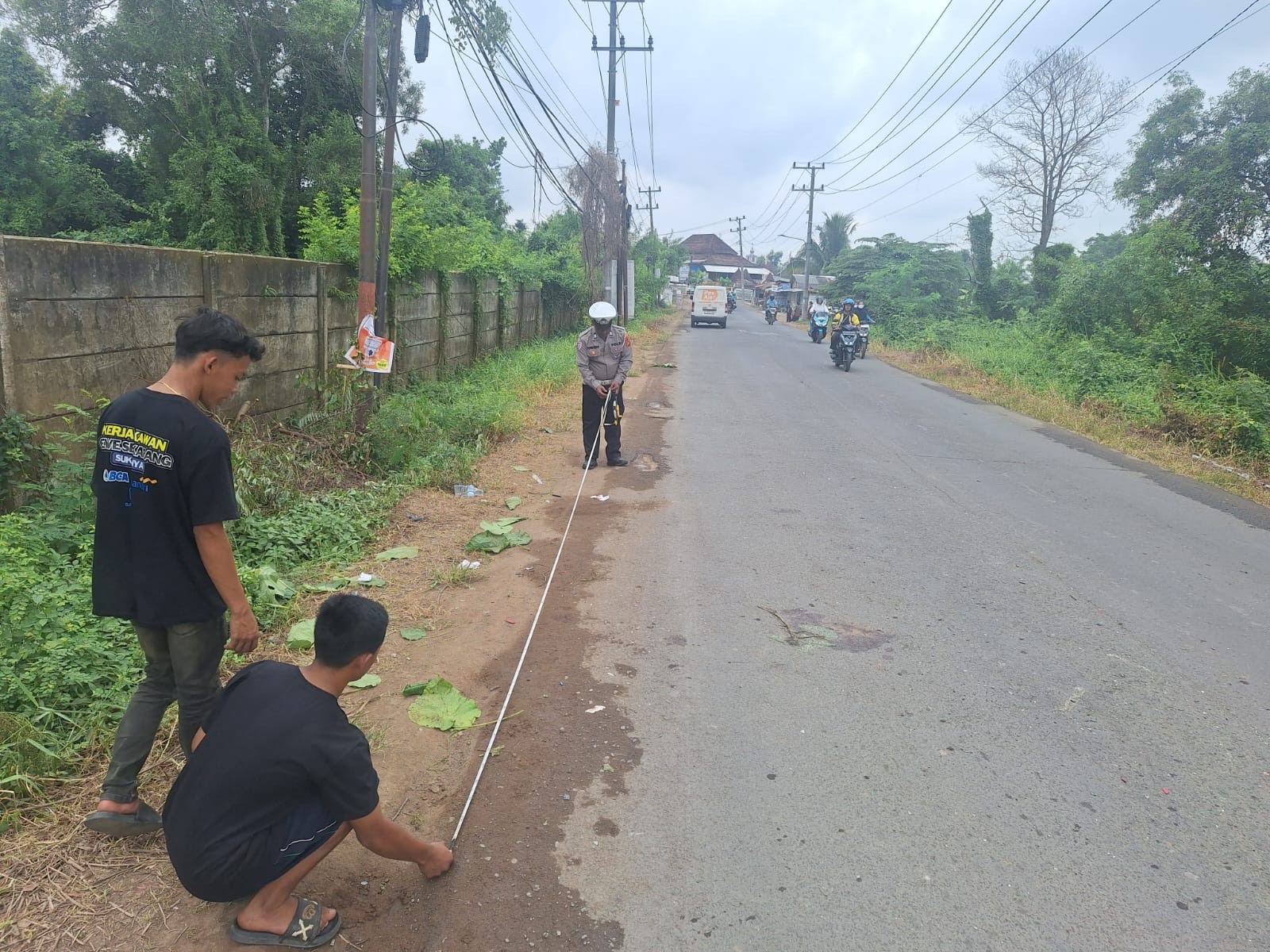 Tabrak Mobil Boks, Pengendara Motor Patah Tulang