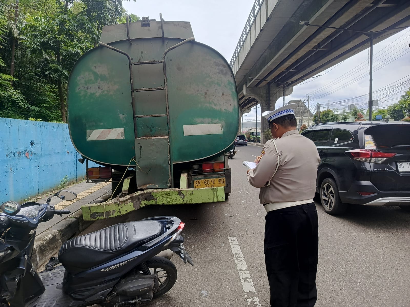 Kecelakaan Tronton dan Motor di Depan RS Myria Palembang, Dua Pengendara Alami Luka Serius