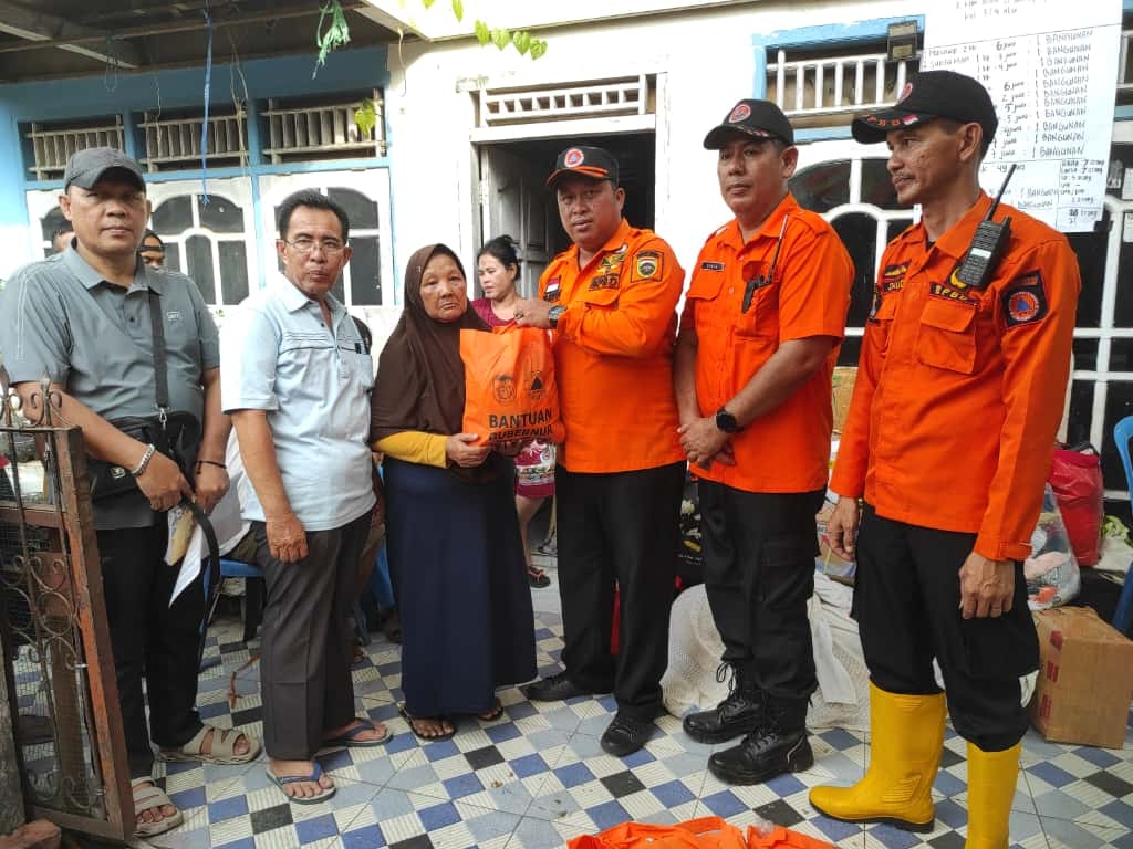 BPBD Sumsel Salurkan Bantuan Gubernur untuk 17 KK Terdampak Kebakaran di Seberang Ulu 1 Palembang