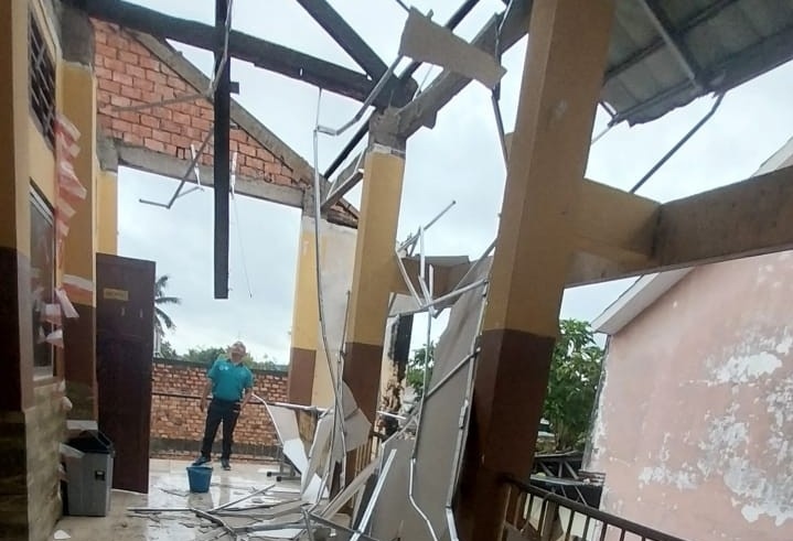 Atap SMPN 39 Palembang Ambruk Diterjang Puting Beliung