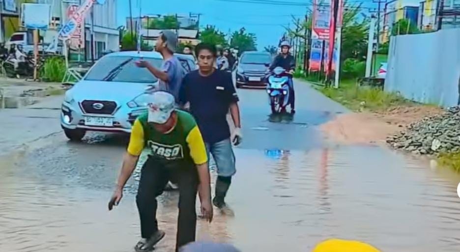 Aksi Nyeleneh Selebgram Palembang, Lepas 20 Kg Ikan Lele di Jalan Rusak Tegal Binangun
