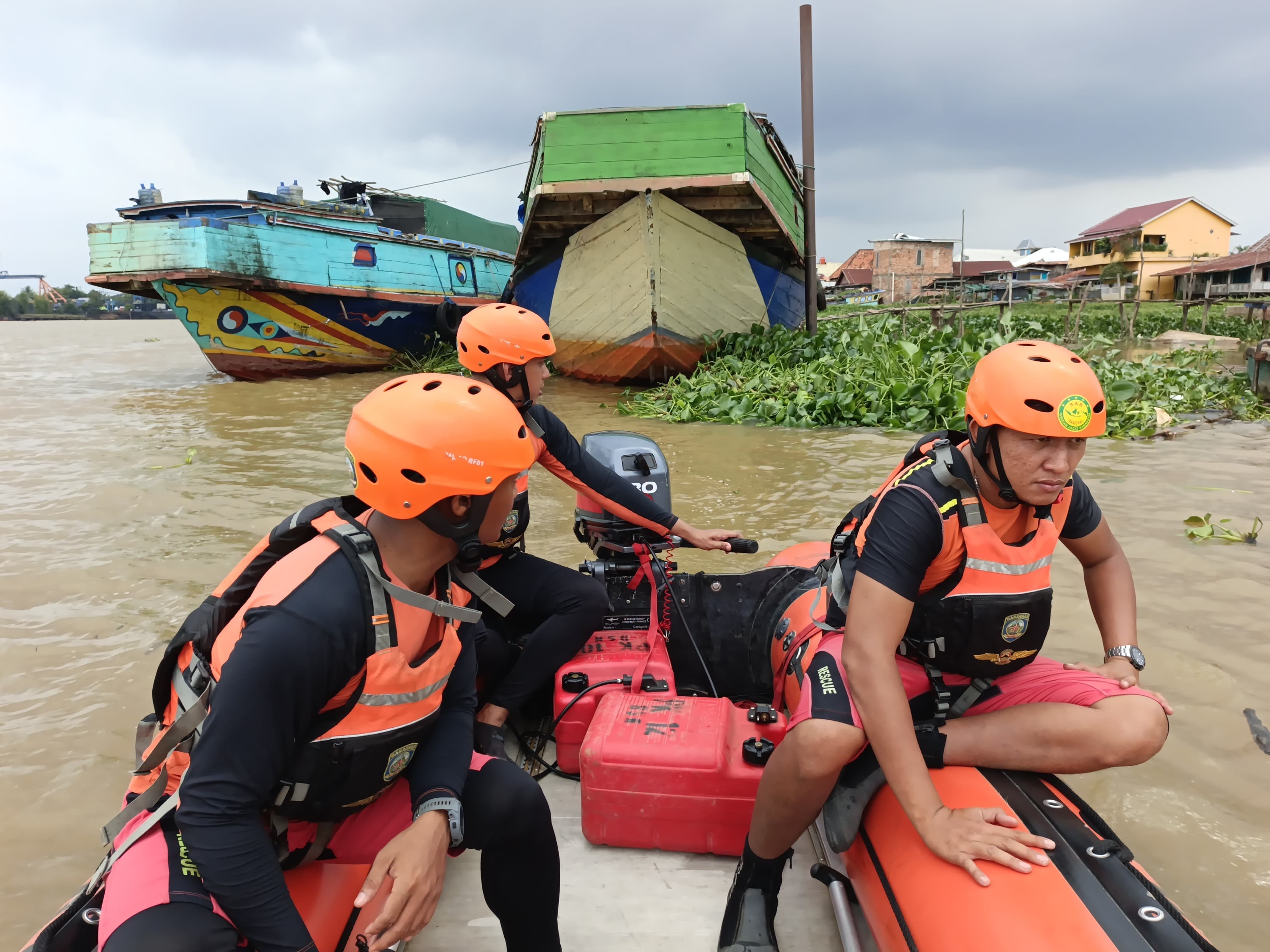 Karyawati Rumah Makan Diduga Tenggelam di Sungai Musi, Tim SAR Palembang Turun Tangan