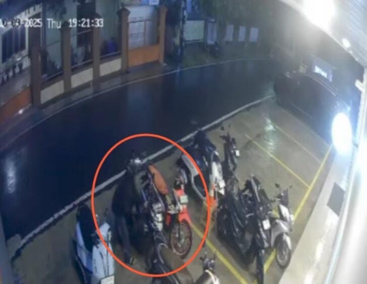 Hujan Gerimis Jadi Kesempatan Emas, Aksi Curanmor di Palembang Kembali Terekam CCTV