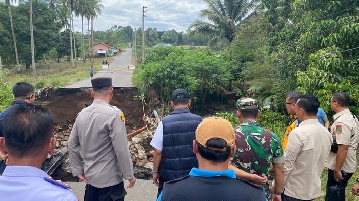Jalan Lintas Empat Lawang–Pagar Alam Lumpuh Total Akibat Longsor