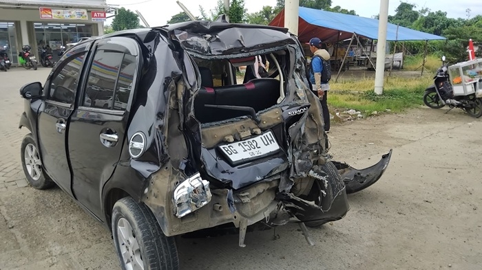 Ditabrak Truk dari Belakang, Daihatsu Sirion Ringsek Berat di Jalan Soekarno Hatta Palembang