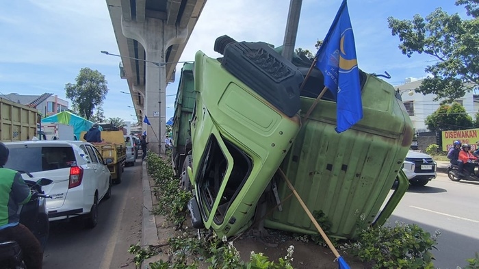 Diduga Sopir Mengantuk, Truk Fuso Hantam Median dan Tiang Lampu Jalan di Harun Sohar Palembang