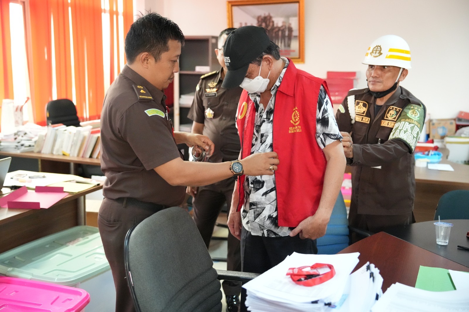 Diduga Jadi Perantara KUR Fiktif Rp12,7 Miliar, Tersangka Dasril Resmi Ditahan Kejati Sumsel