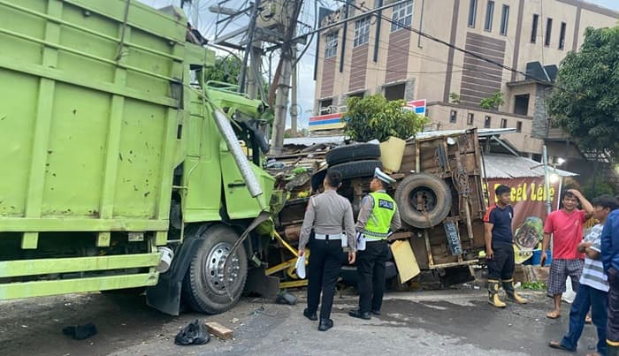 Ngantuk Saat Subuh, Truk Fuso Tabrak Colt Diesel Pengangkut Sayur di Prabumulih, Enam Orang Terluka