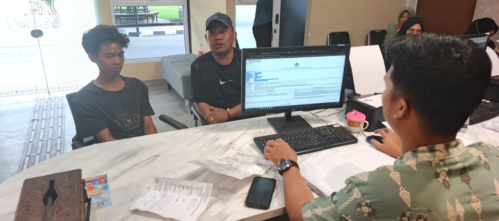 Motor Mogok, Remaja Palembang Lempar TV Rusak, Berujung Dikeroyok Tetangga Gegara Kena Ayam