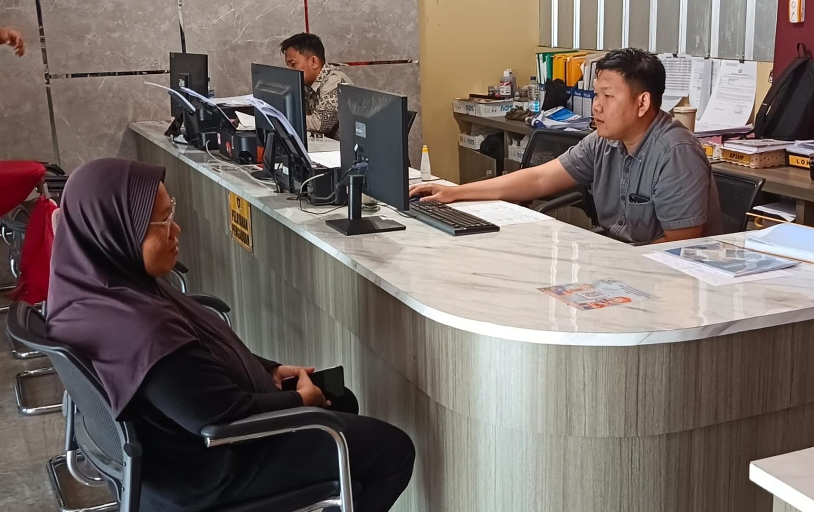 Diancam Dengan Senjata Tajam Ketika Menangih Hutang, IRT di Palembang ini Lapor Polisi