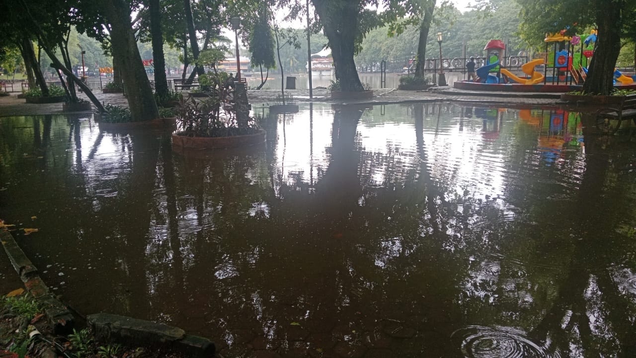 Genangan Air di Kambang Iwak Soroti Buruknya Drainase Ruang Publik Palembang