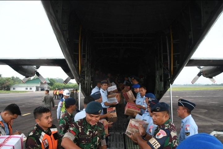 TNI AU Kirim 14,5 Ton Bantuan Kemanusiaan dari Palembang untuk Korban Bencana di Tiga Provinsi