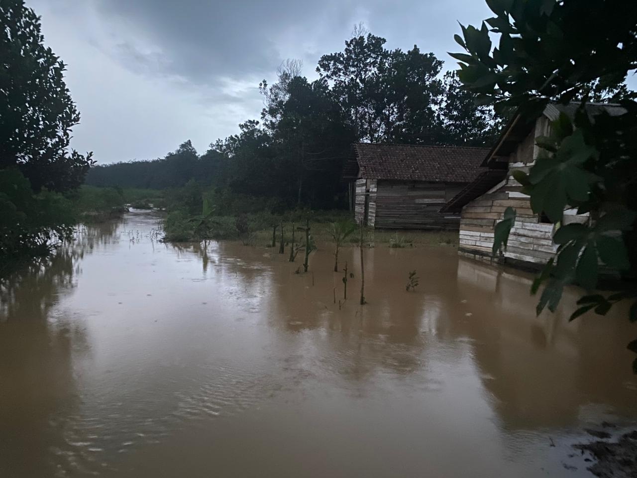 Sungai Burnai Meluap Akibat Curah Hujan, Empat Rumah di OKU Timur Ditinggal Mengungsi