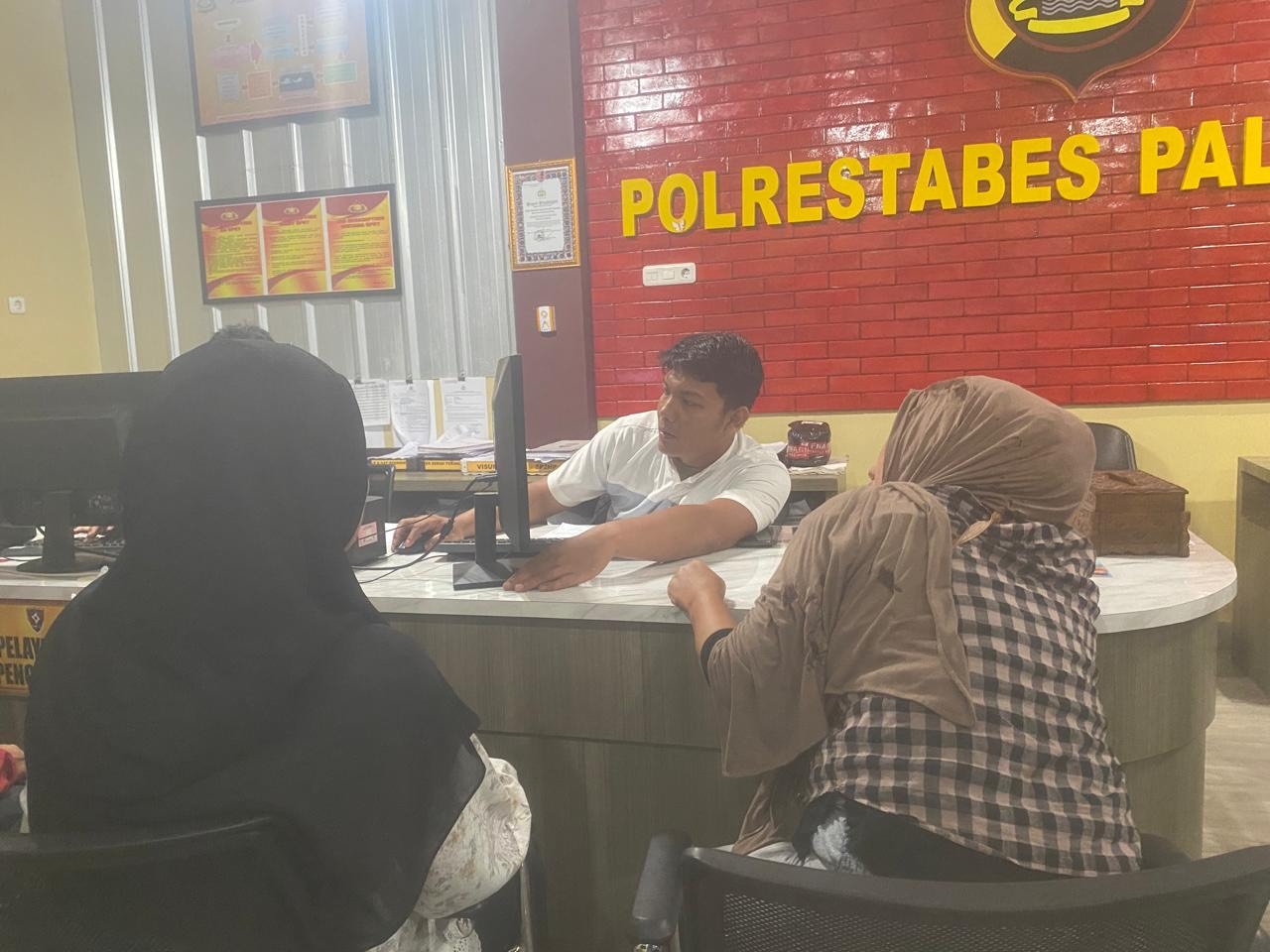 Lagi Beres-beres Dagangan, IRT di Palembang Malah Dipukul Rekan Pakai Besi Suling