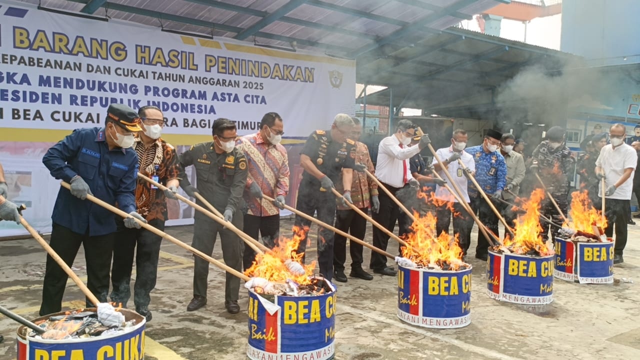 Selain Jutaan Rokok Ilegal, Bea Cukai Sumbagtim Turut Musnahkan Senjata Api Glock 19 hingga Pakaian Bekas
