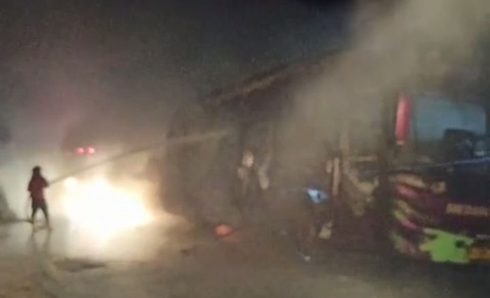 Bus Medan Jaya Hangus Terbakar di Depan Mapolres Muratara, 44 Penumpang Selamat