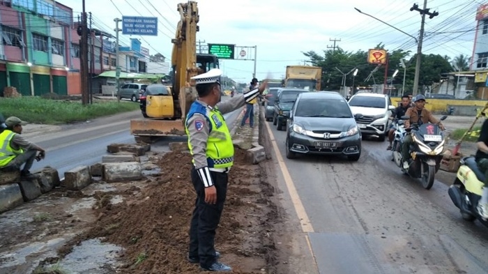 Debit Air Tinggi Hambat Perbaikan Jalintim Palembang–Betung KM 13, Plat Baja Jadi Solusi Darurat