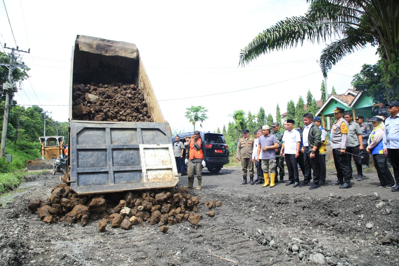Gubernur Herman Deru Tinjau Jalan Rusak Sekayu–Lubuk Linggau Meski di Hari Libur