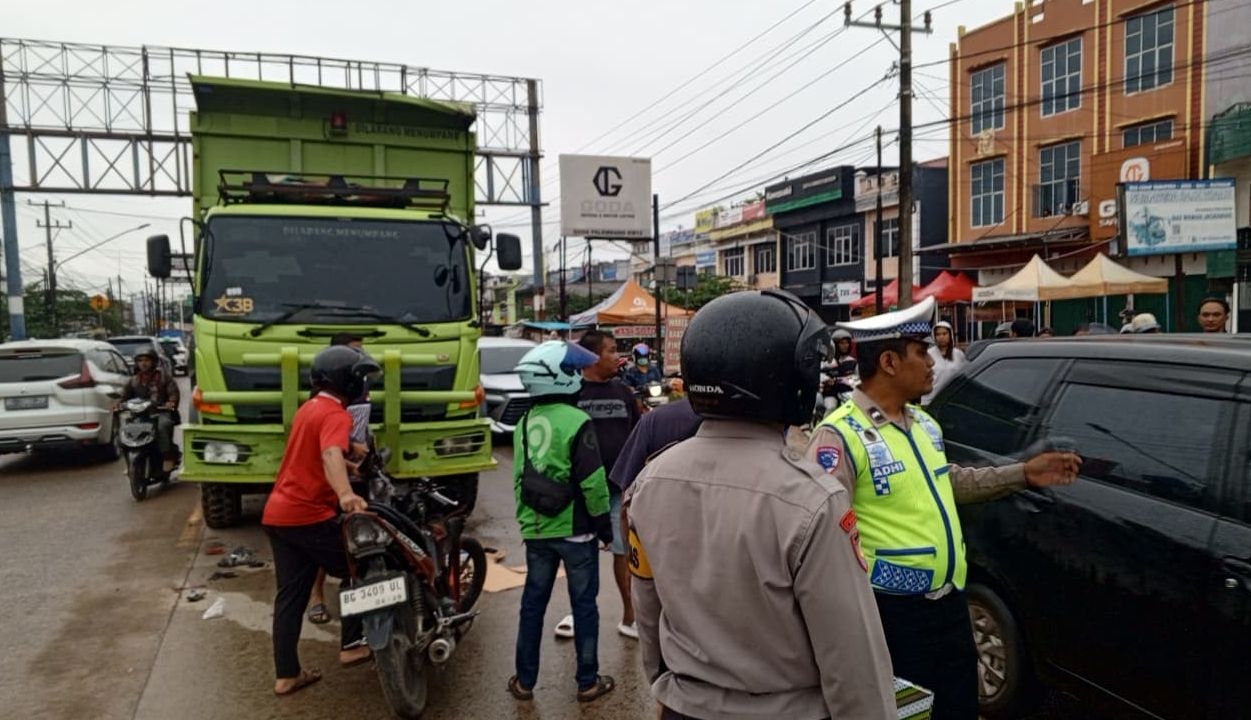 Lakalantas Maut di KM 12 Palembang, Hilang Kendali Akibat Mengantuk, Pemotor Tewas Hantam Truk