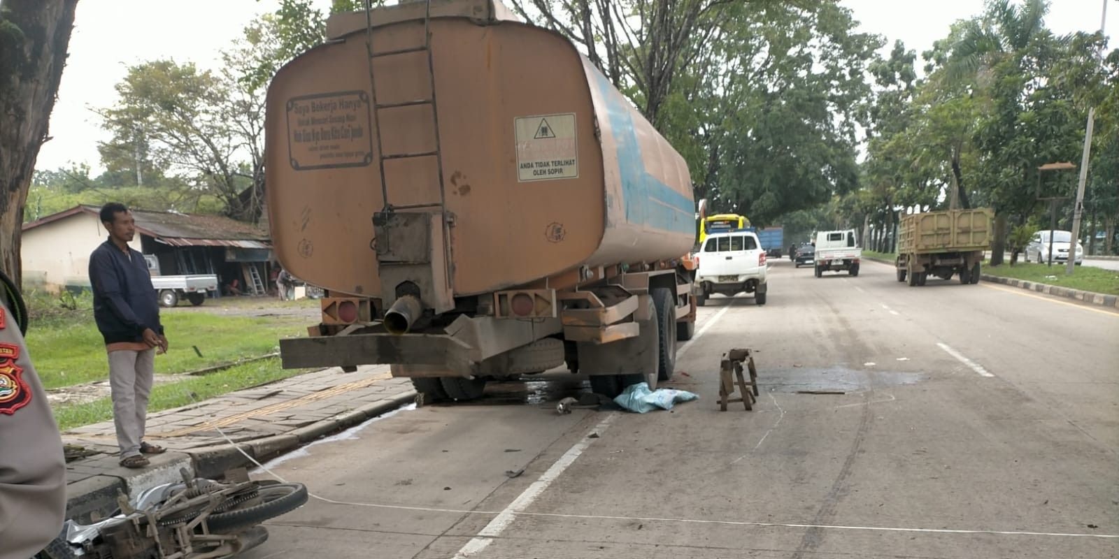 Kecelakaan di Jalan Soekarno Hatta Palembang Hari Ini, Pemotor Tabrak Truk Tangki Parkir Hingga Tak Sadarkan Diri