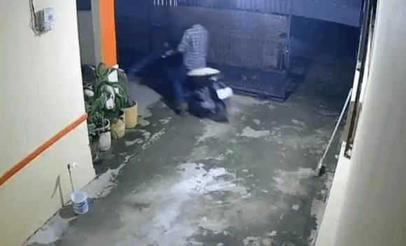 Ironis! Sempat Pantau CCTV, Warga Kalidoni Tak Sadar Motornya Sedang Digondol Maling